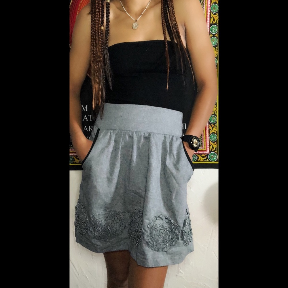 🍭XS grey skirt w/ floral accents